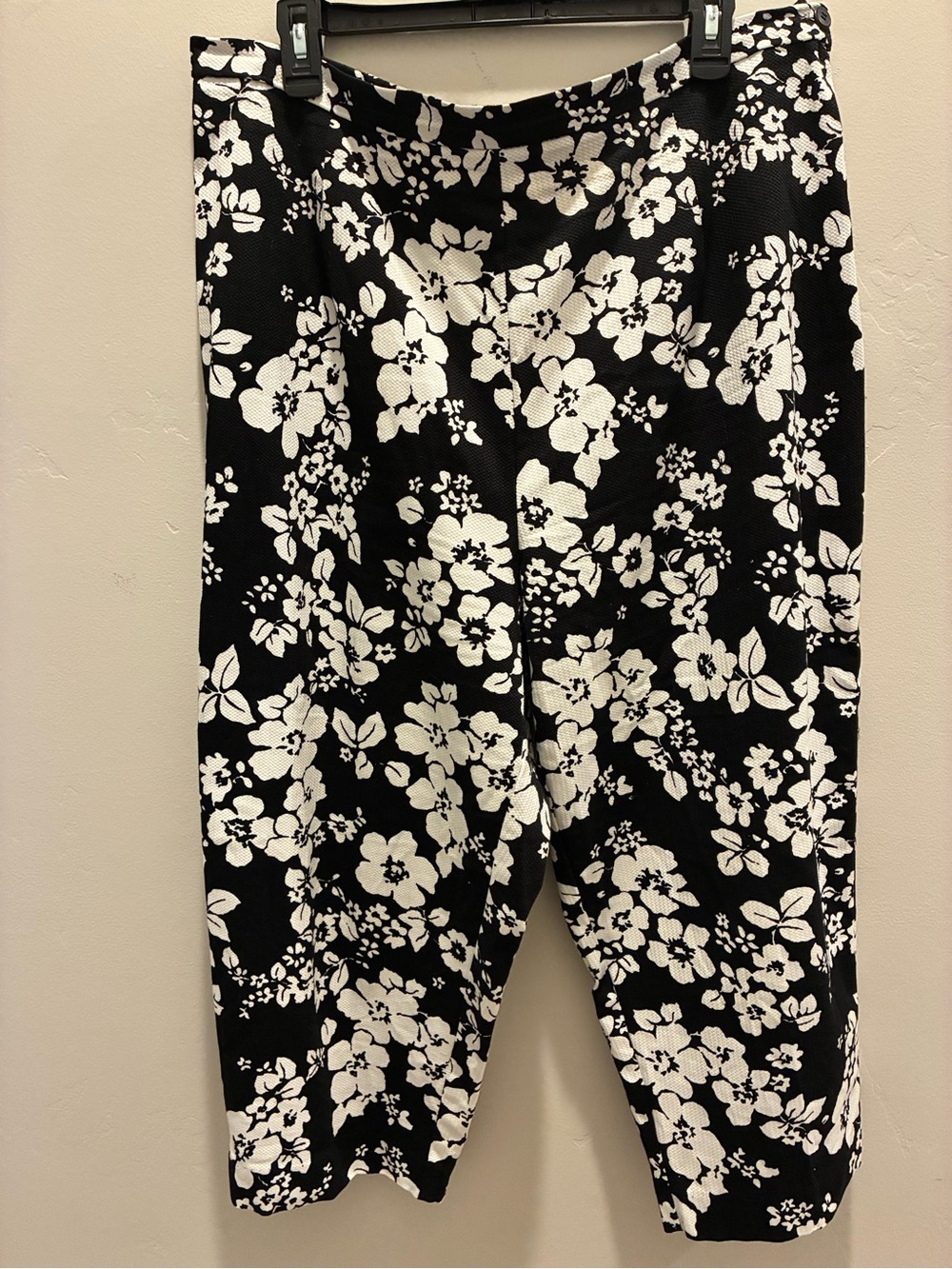 Briggs New York Black and White Floral Cropped Pants